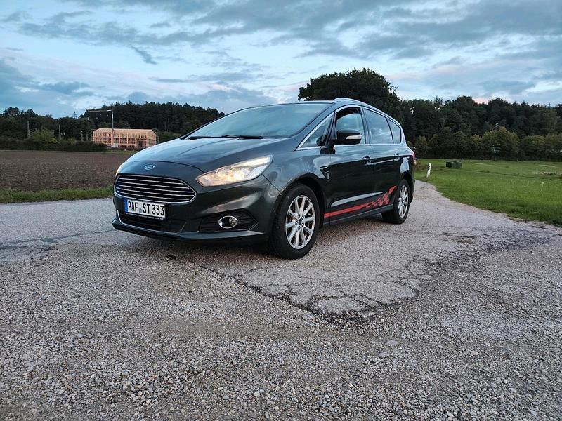 Grün Gebraucht 2017 Ford S-MAX S Van / Kleinbus | 8.690 € (Guter Preis) - Bild 1/4