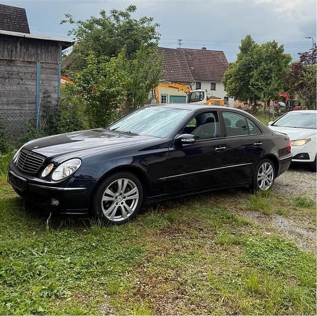 Blau Gebraucht 2004 Mercedes E200 Avantgarde Limousine | 2.000 € (Superpreis) - Bild 1/4