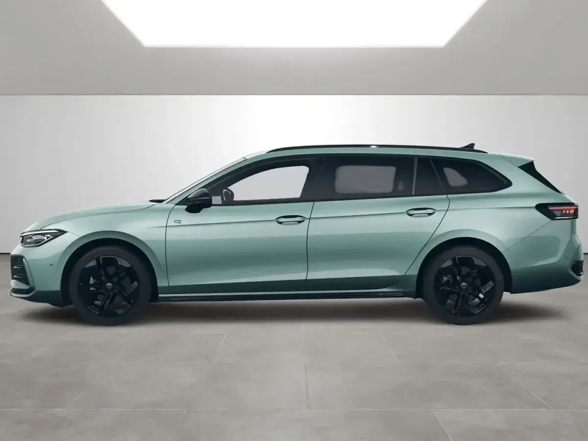 Gebraucht VW Passat R-line 150 PS (110 kW) 2025 Maripositgrün metallic Kombi