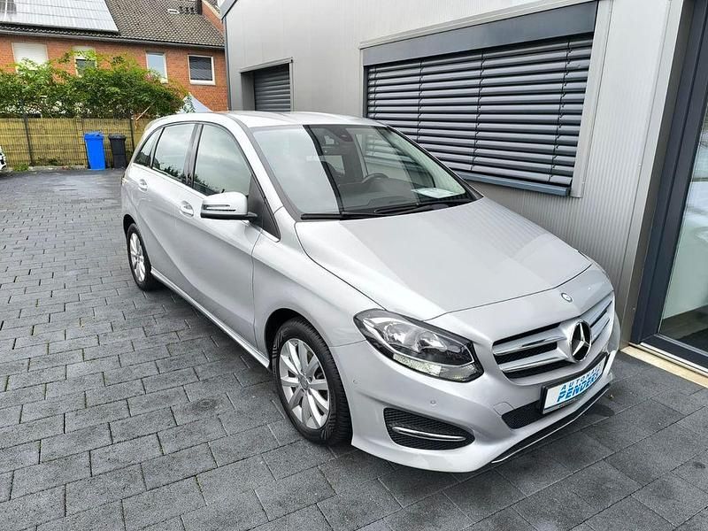 Silber Gebraucht 2016 Mercedes B180 Style Van / Kleinbus | 16.490 € (Fairer Preis) - Bild 1/4