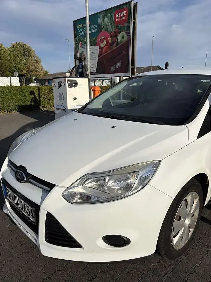 Gebraucht Ford Focus Trend 105 PS (77 kW) 2013 Weiß Limousine