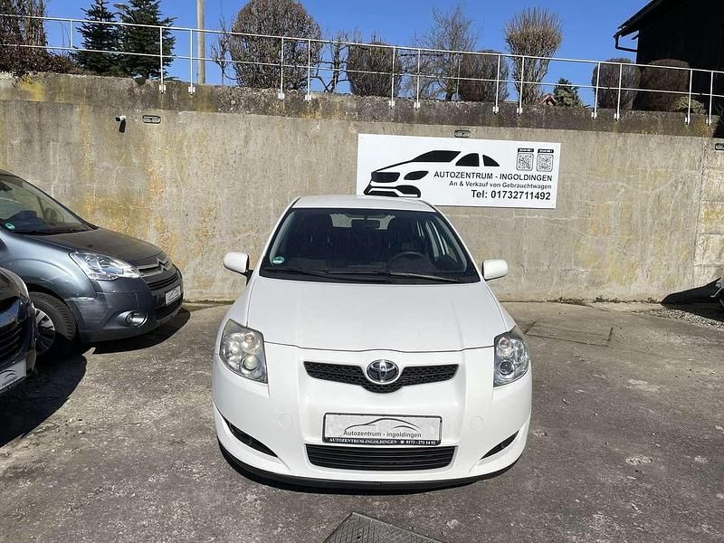 Weiß Gebraucht 2010 Toyota Auris Limousine | 4.899 € (Fairer Preis) - Bild 1/4
