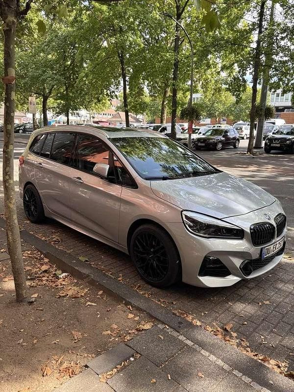 Silber Gebraucht 2020 BMW 220 Gran Tourer M Sport Van / Kleinbus | 28.700 € (Teuer) - Bild 1/4
