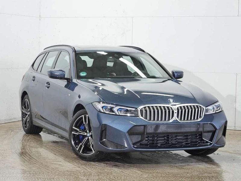 Gebraucht BMW 330e M Sport 292 PS (214 kW) 2025 Arctic race blue Kombi