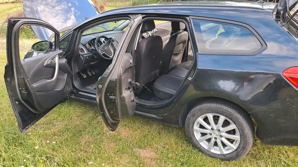 Gebraucht Opel Astra 140 PS (102 kW) 2012 Schwarz Kombi
