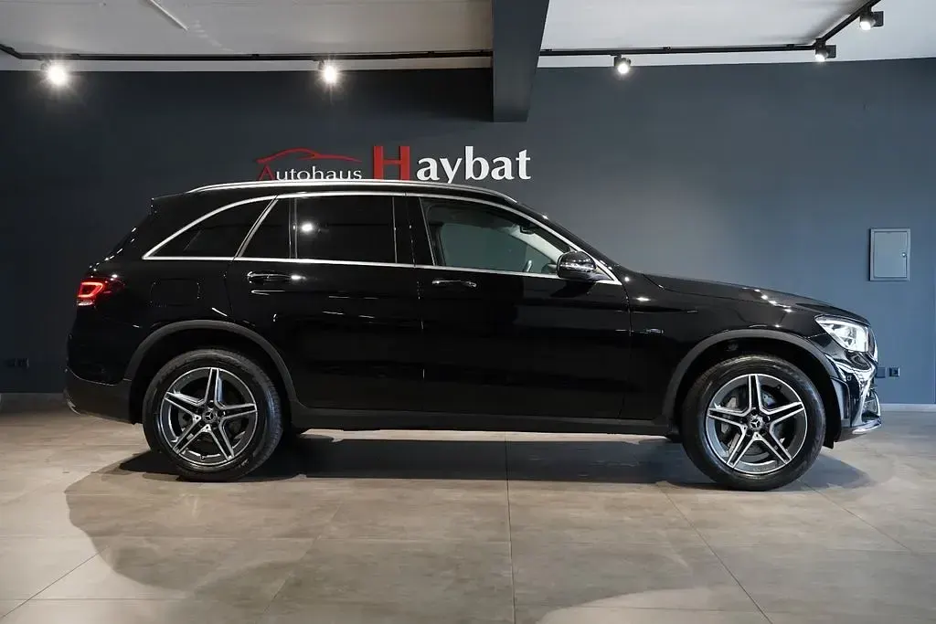 Gebraucht Mercedes GLC300e AMG 320 PS (235 kW) 2021 Schwarz SUV