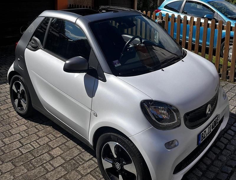 Weiß Gebraucht 2017 Smart ForTwo Electric Drive Cabrio | 7.999 € (Fairer Preis) - Bild 1/4