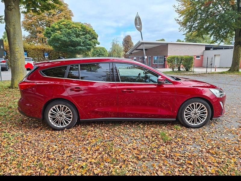 Gebraucht Ford Focus Titanium 120 PS (88 kW) 2019 Rot Kombi