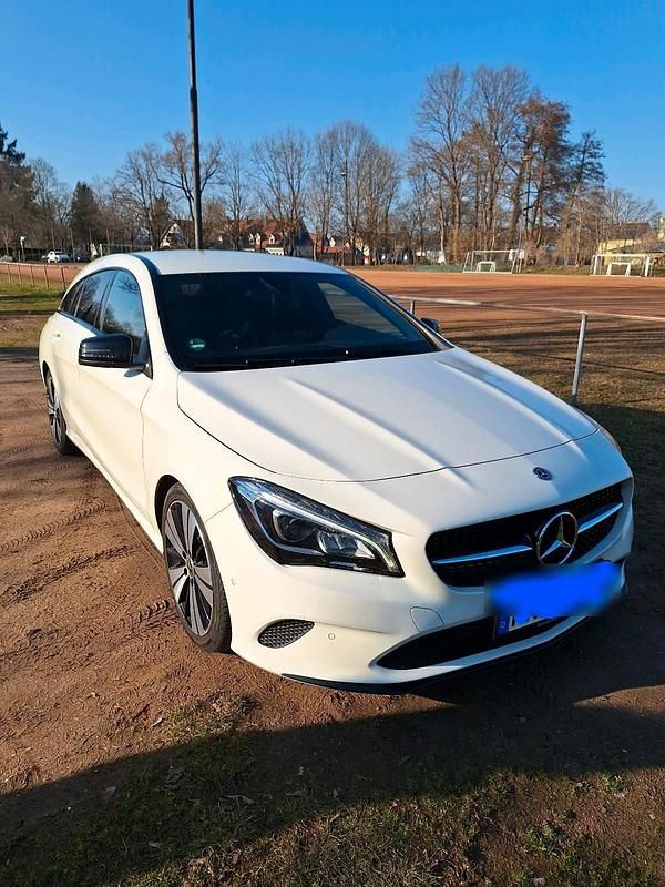 Weiß Gebraucht 2017 Mercedes CLA200 Kombi | 18.999 € (Fairer Preis) - Bild 1/4