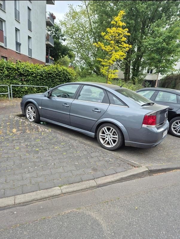 Grau Gebraucht 2003 Opel Vectra Coupé | 1.850 € - Bild 1/4
