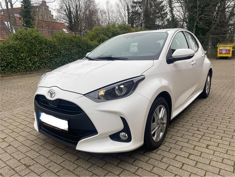 Weiß Gebraucht 2021 Toyota Yaris Active Kleinwagen | 15.800 € (Fairer Preis) - Bild 1/4