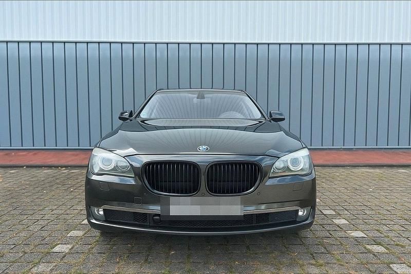Grau Gebraucht 2009 BMW 730 Limousine | 9.500 € (Fairer Preis) - Bild 1/4