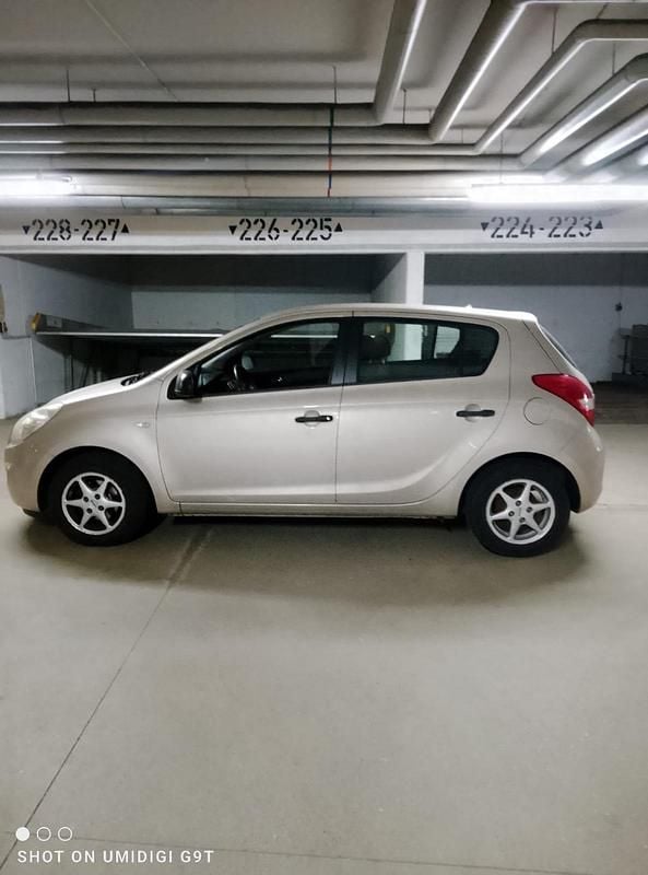 Gebraucht Hyundai i20 77 PS (56 kW) 2011 Gold Kleinwagen