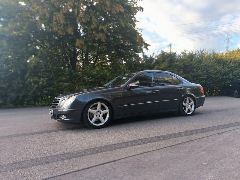 Grau Gebraucht 2009 Mercedes E280 Limousine | 7.950 € (Fairer Preis) - Bild 1/4