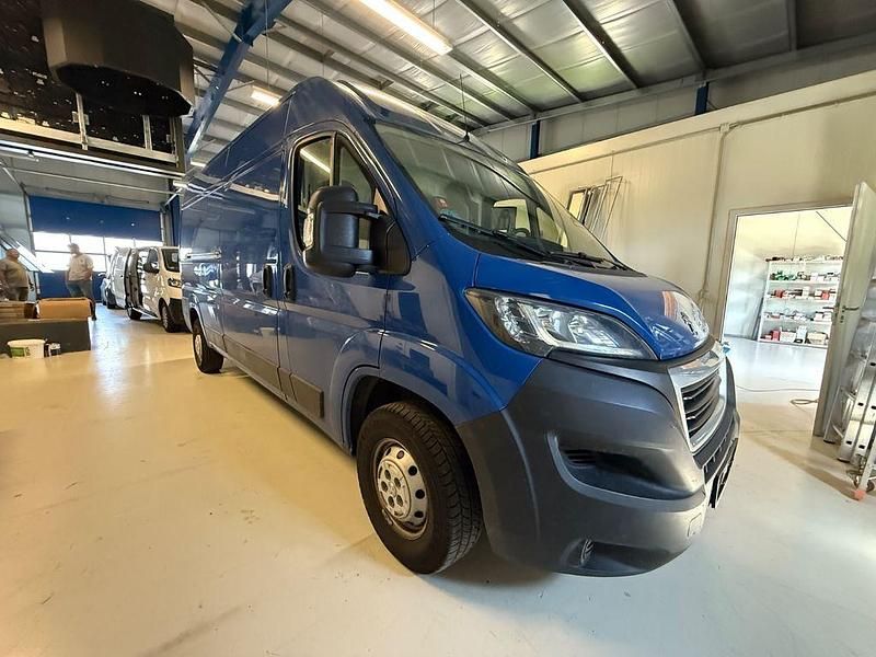 Blau Gebraucht 2018 Peugeot Boxer Avantage Van | 13.990 € (Fairer Preis) - Bild 1/4