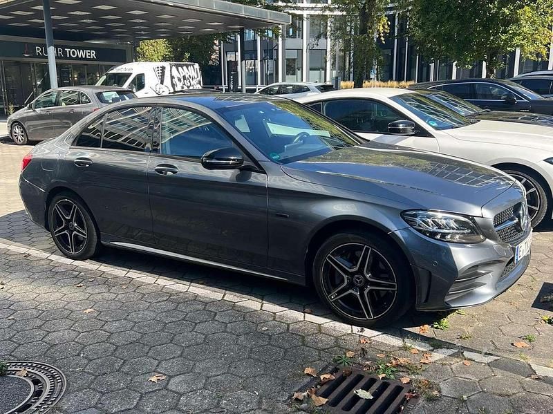 Grau Gebraucht 2020 Mercedes C300e AMG line Limousine | 28.000 € (Fairer Preis) - Bild 1/4