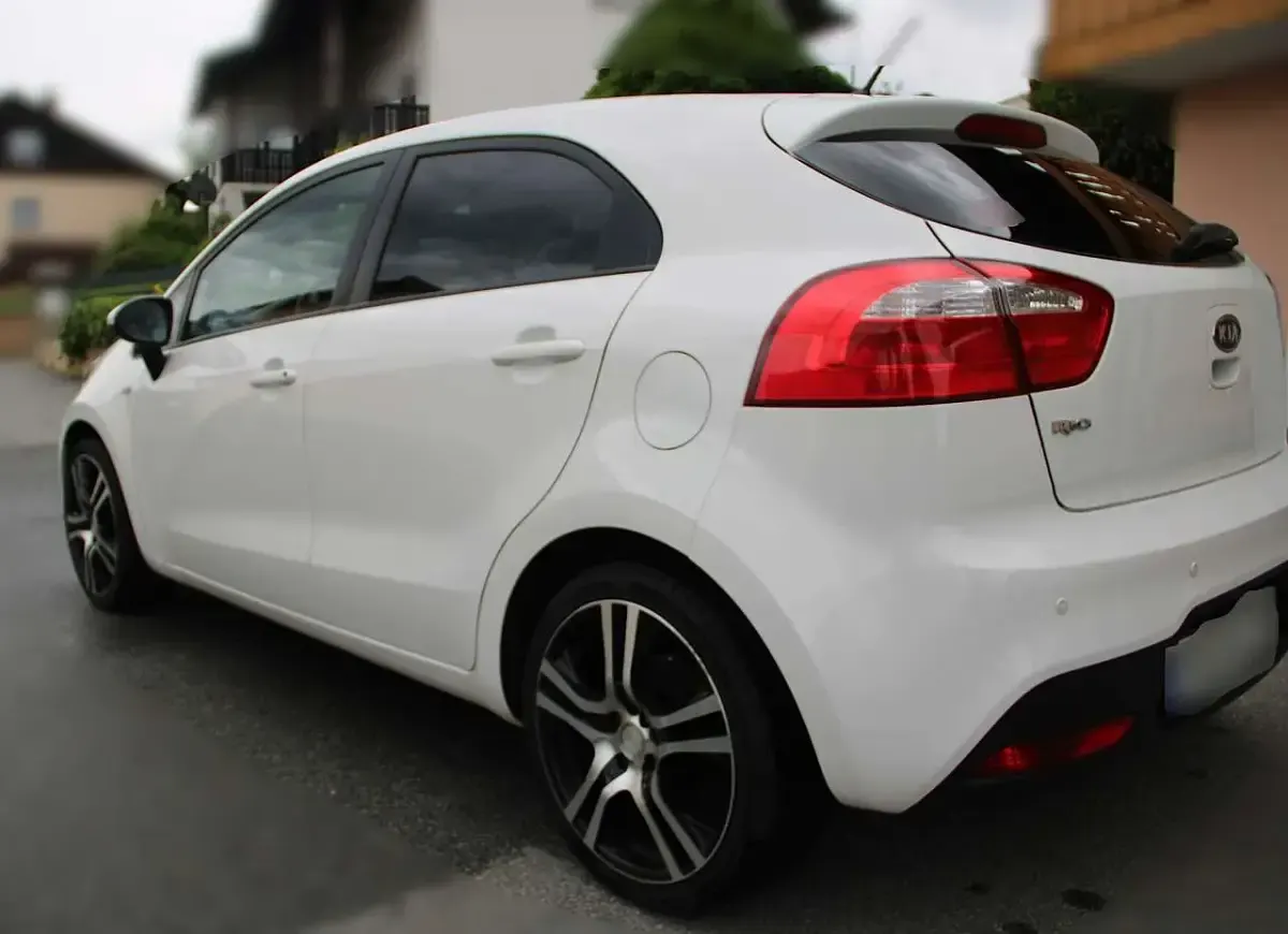Używany Kia Rio Attract 86 KM (63 kW) 2012 Biały Hatchback