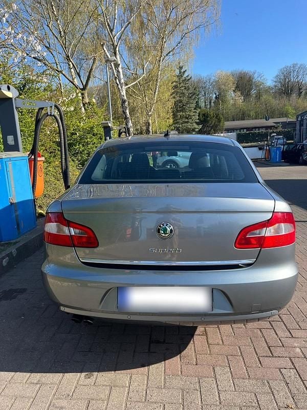 Gebraucht Skoda Superb 160 PS (117 kW) 2010 Grau Limousine