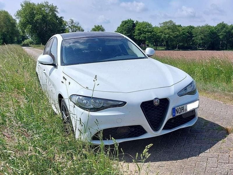 Weiß Gebraucht 2018 Alfa Romeo Giulia Veloce Limousine | 17.500 € - Bild 1/4