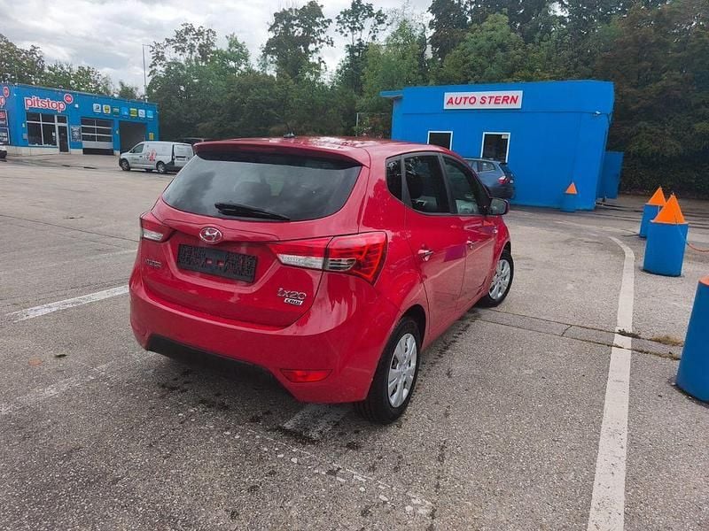 Gebraucht Hyundai ix20 116 PS (85 kW) 2015 Rot Kleinwagen