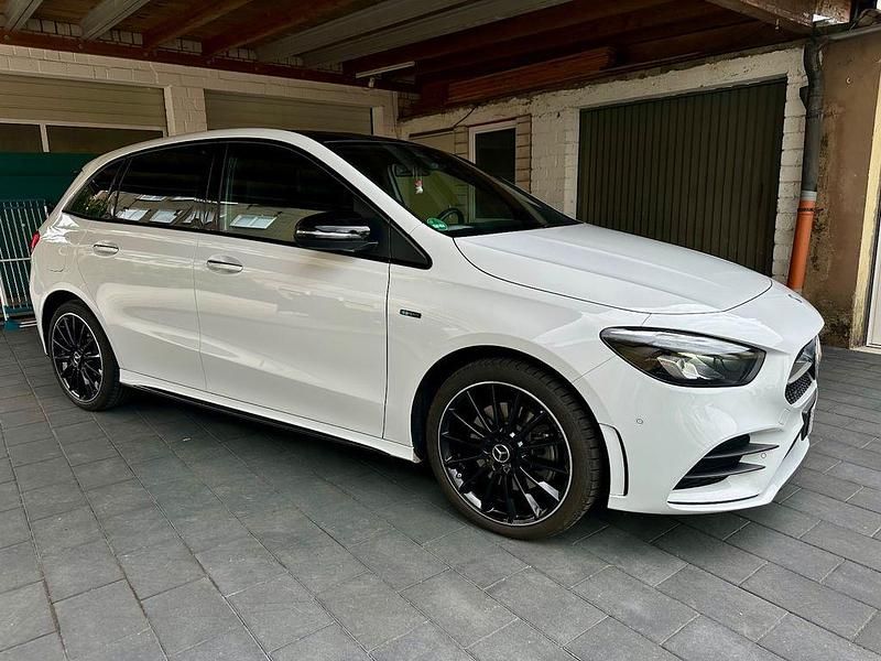 Weiß Gebraucht 2021 Mercedes B250e AMG Van / Kleinbus | 28.890 € (Etwas zu teuer) - Bild 1/4