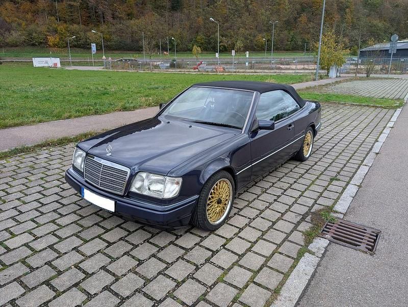 Blau Gebraucht 1996 Mercedes E220 Cabrio | 21.900 € (Fairer Preis) - Bild 1/4