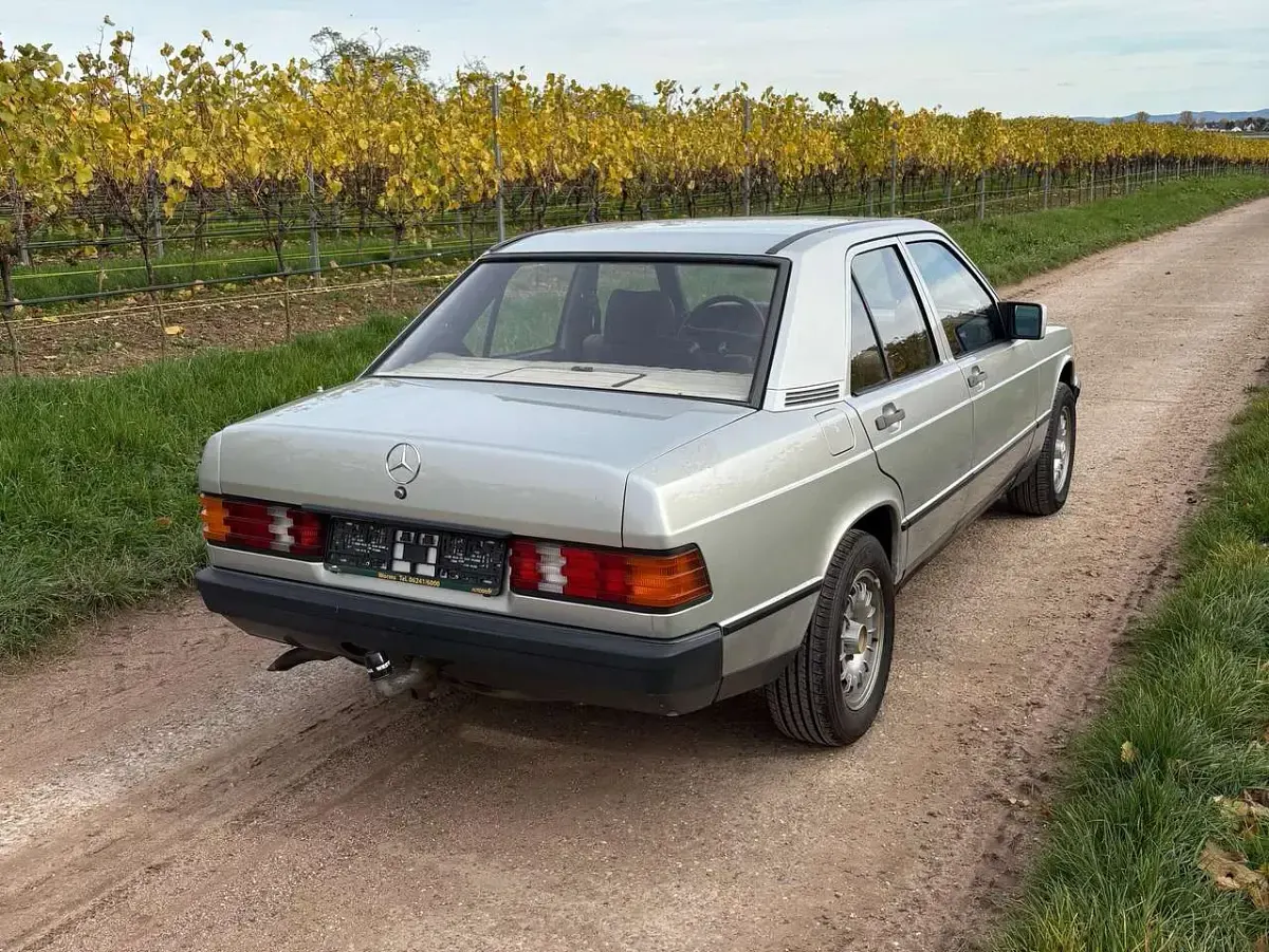 Gebraucht Mercedes 190 122 PS (89 kW) 1983 Silber Limousine
