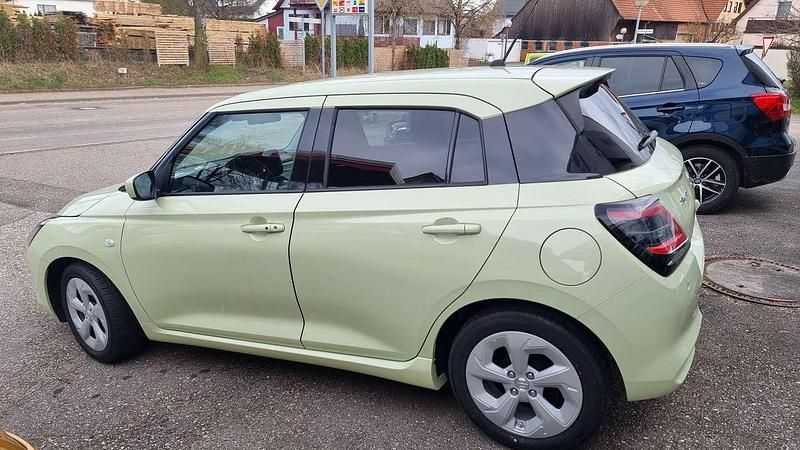 Neu Suzuki Swift Comfort 83 PS (61 kW) 2025 Cool yellow metallic Kleinwagen