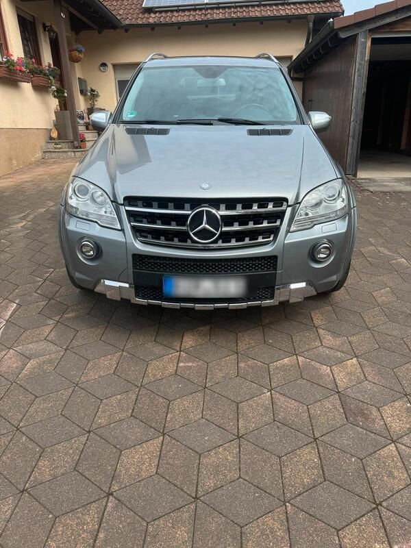 Grau Gebraucht 2010 Mercedes ML63 AMG AMG SUV | 25.500 € (Fairer Preis) - Bild 1/4