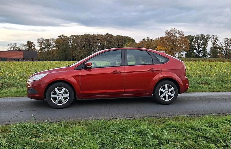 Orange Gebraucht 2010 Ford Focus Limousine | 1.450 € (Superpreis) - Bild 1/4