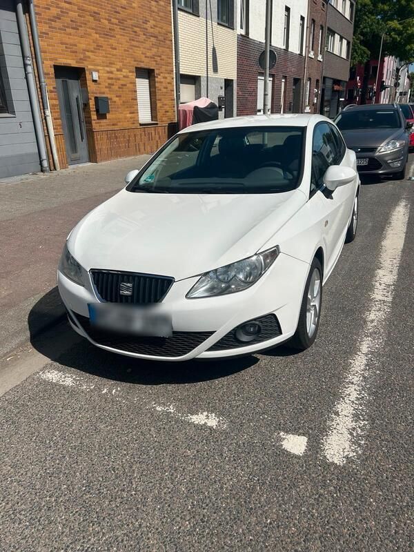 Weiß Gebraucht 2009 Seat Ibiza Coupé | 2.250 € (Etwas zu teuer) - Bild 1/4