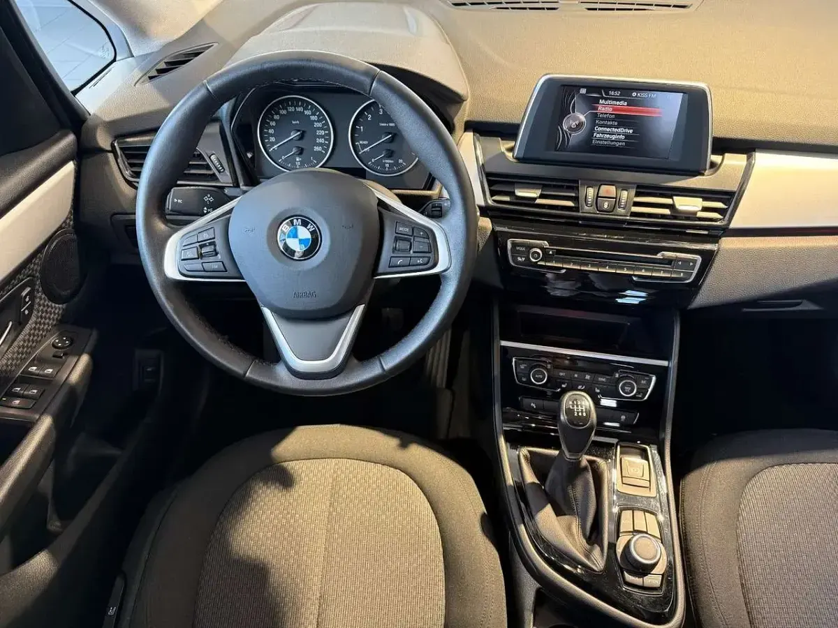 Gebraucht BMW 218 136 PS (100 kW) 2016 Glaciersilber metallic Van / Kleinbus