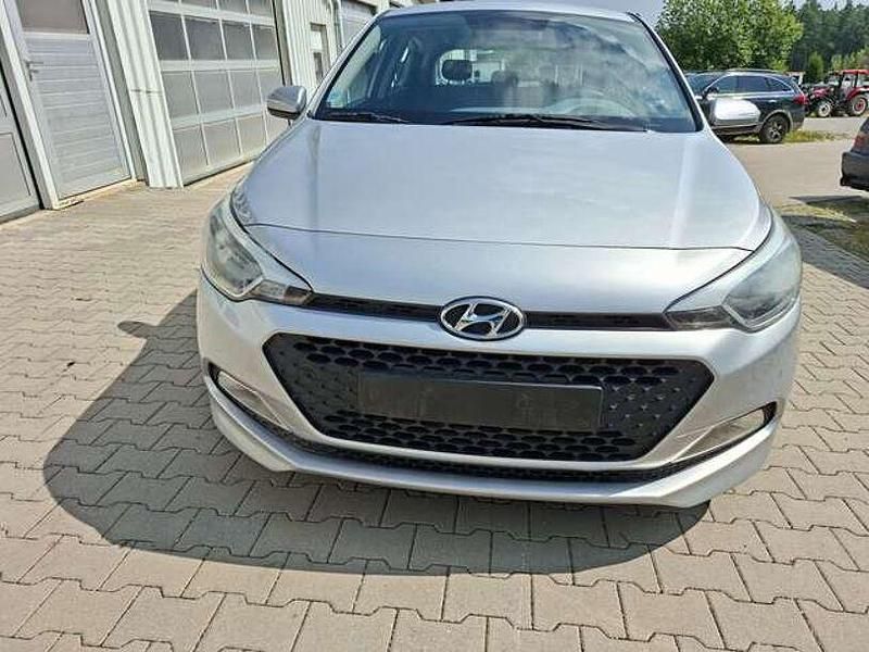 Silber Gebraucht 2017 Hyundai i20 Classic Kleinwagen | 8.990 € (Fairer Preis) - Bild 1/4