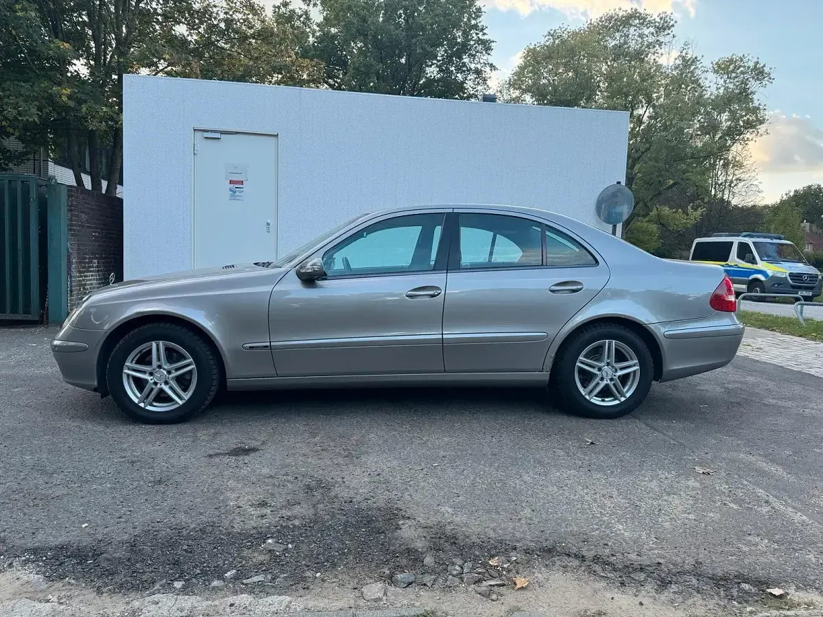 Gebraucht Mercedes E240 177 PS (130 kW) 2003 Gold Limousine