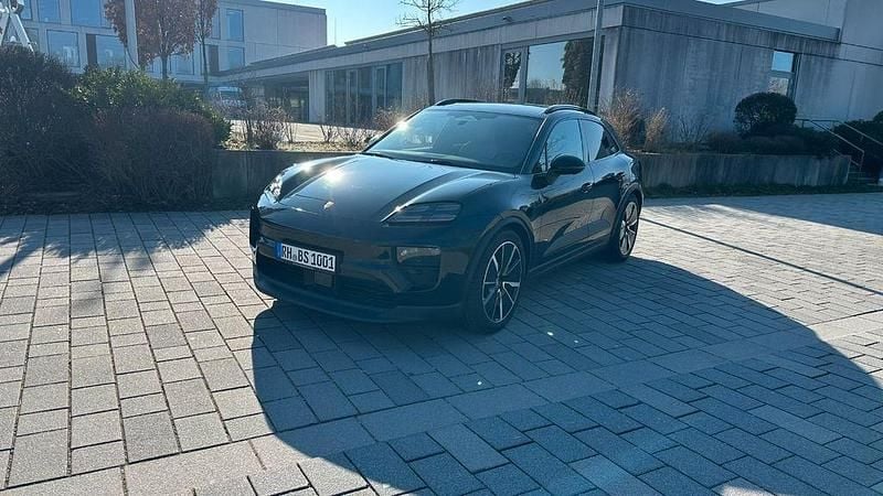 Gebraucht Porsche Macan 4 Electric 300 kW (408 PS) 2024 Schwarz SUV