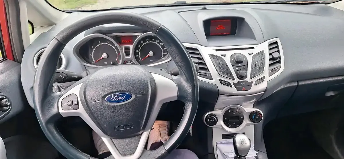 Gebraucht Ford Fiesta 80 PS (58 kW) 2010 Rot Kleinwagen