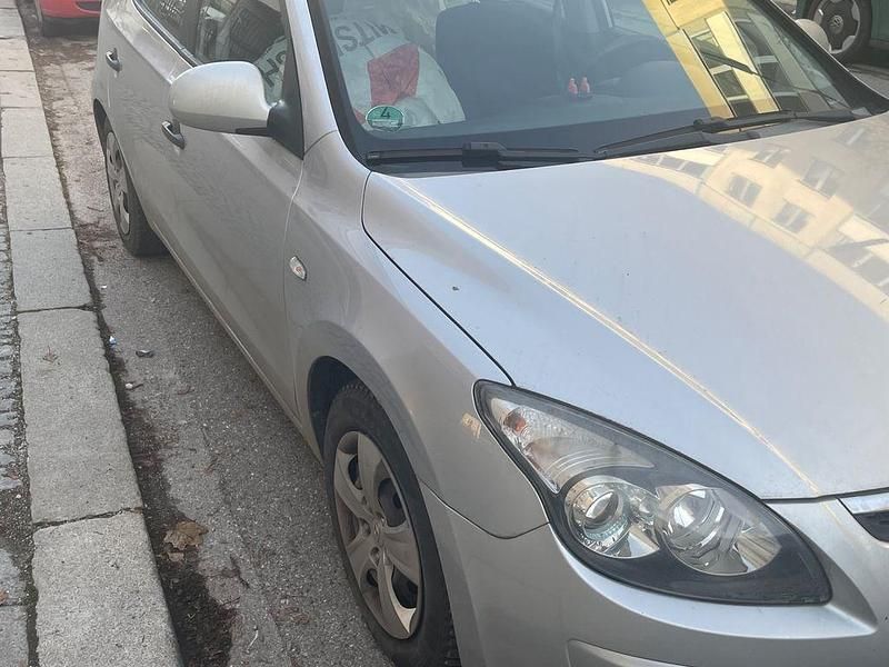 Gebraucht Hyundai i30 Comfort 109 PS (80 kW) 2009 Silber Limousine