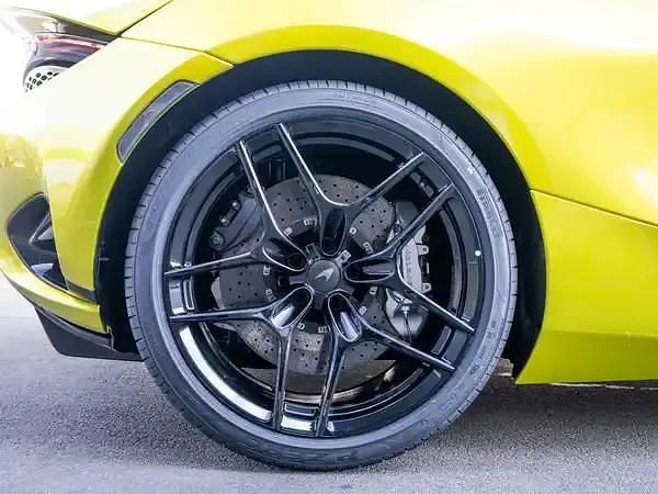 Neu McLaren 750S 751 PS (552 kW) 2025 Grün Coupé
