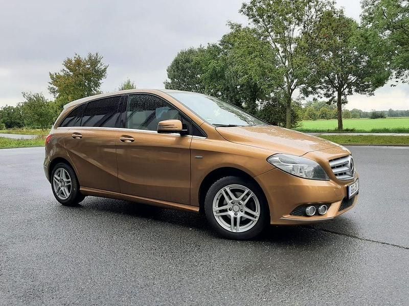 Canyonbeige Gebraucht 2012 Mercedes B180 Van / Kleinbus | 7.499 € (Fairer Preis) - Bild 1/4