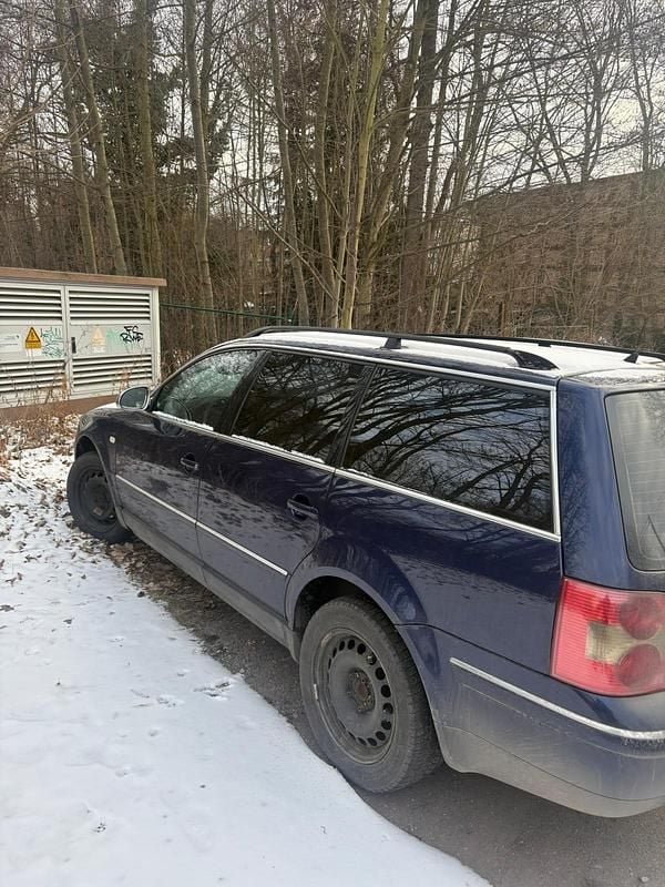 Blau Gebraucht 2002 VW Passat Kombi | 2.600 € (Etwas zu teuer) - Bild 1/4