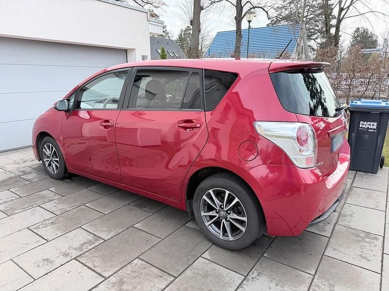Gebraucht Toyota Verso 120 PS (88 kW) 2013 Rot Van / Kleinbus