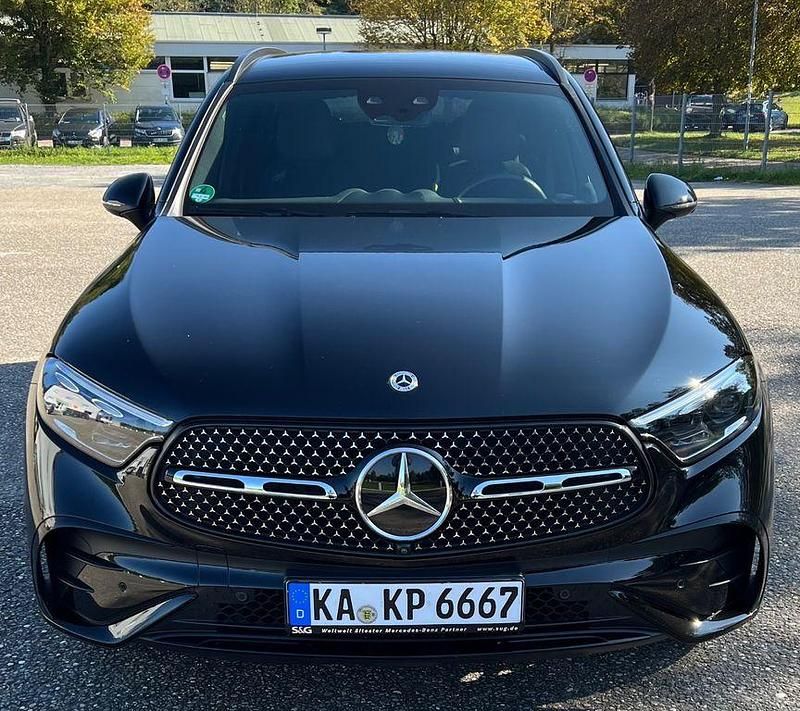 Schwarz Gebraucht 2023 Mercedes GLC300 AMG SUV | 53.850 € (Fairer Preis) - Bild 1/4