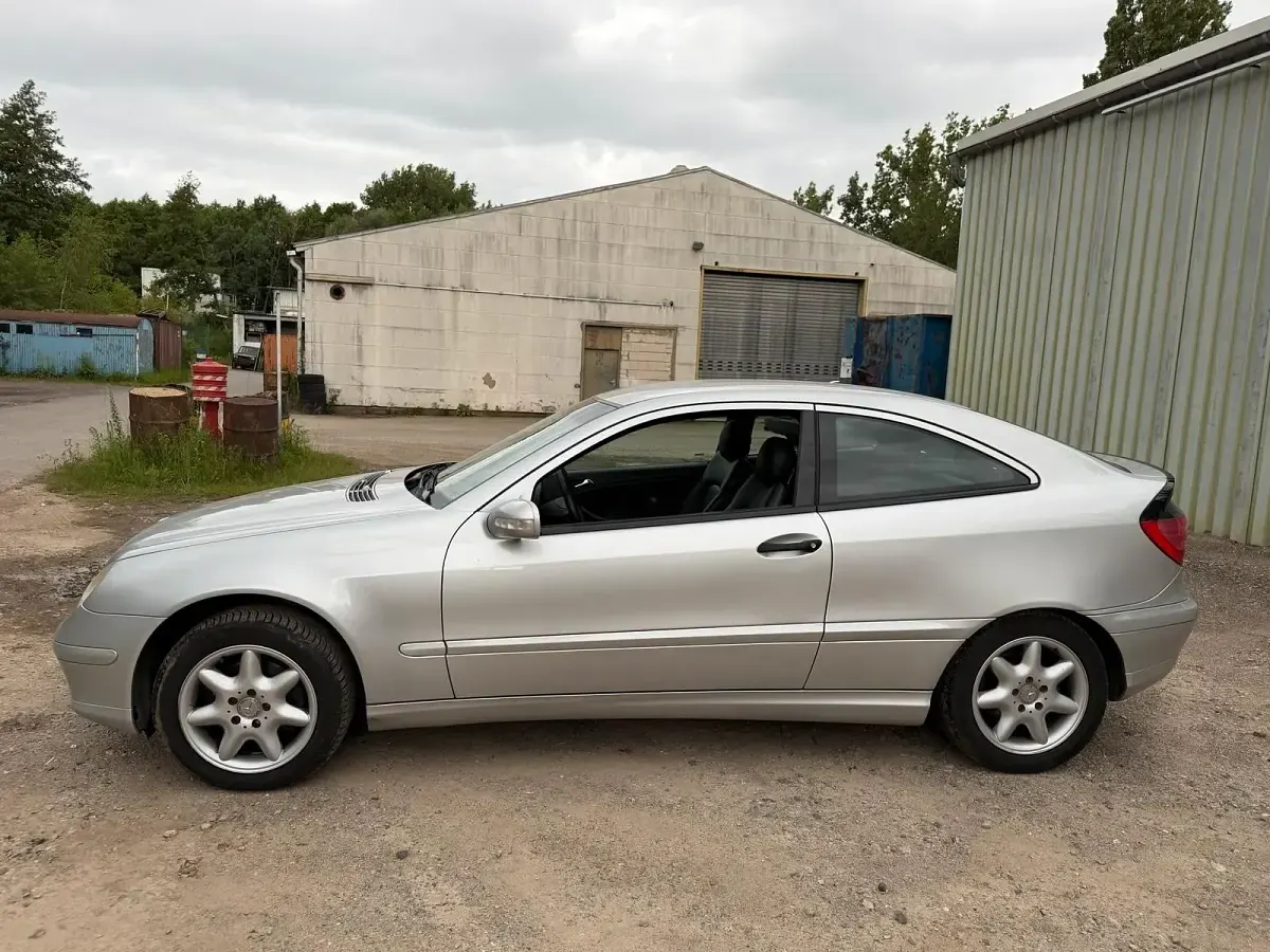 Gebraucht Mercedes C180 129 PS (94 kW) 2003 Silber Coupé