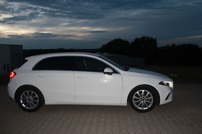 Weiß Gebraucht 2019 Mercedes A180 Style Limousine | 21.450 € (Guter Preis) - Bild 1/4