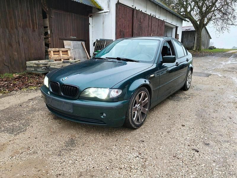 Grün Gebraucht 2002 BMW 318 Limousine | 2.300 € (Guter Preis) - Bild 1/4