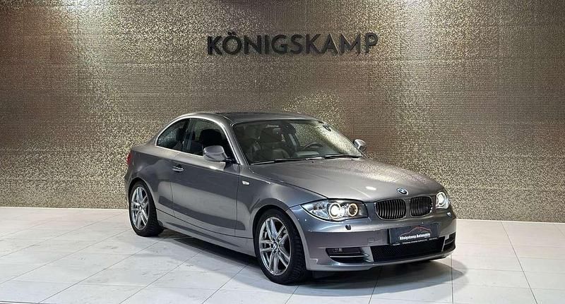 Grau Gebraucht 2011 BMW 118 Coupé Advantage Coupé | 10.990 € (Etwas zu teuer) - Bild 1/4