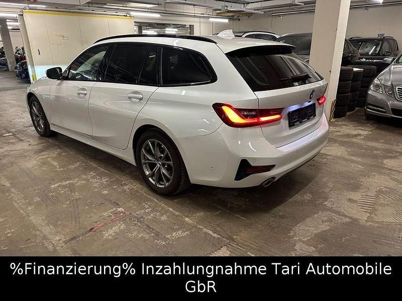 Weiß Gebraucht 2022 BMW 318 Sport Line Kombi | 18.480 € (Fairer Preis) - Bild 1/4
