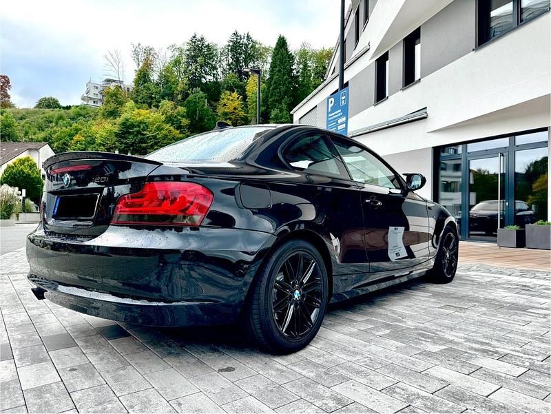 Schwarz Gebraucht 2011 BMW 120 Coupé Coupé | 10.900 € - Bild 1/4