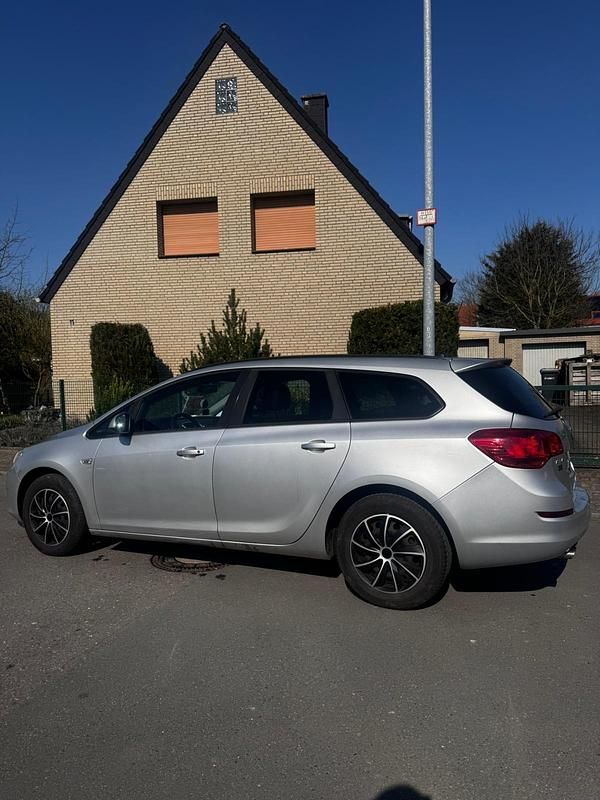 Gebraucht Opel Astra 140 PS (102 kW) 2011 Silber Kombi