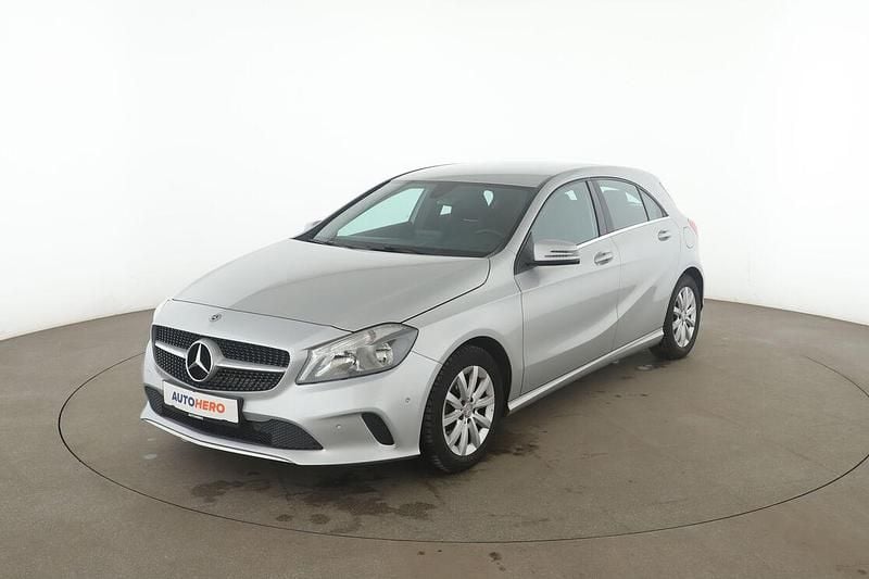 Gebraucht Mercedes A180 Style 122 PS (89 kW) 2017 Grau Limousine